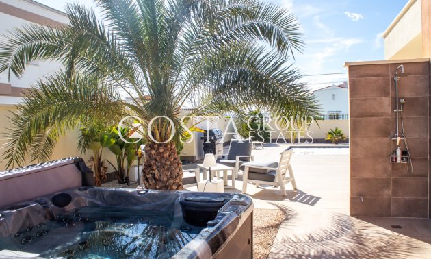 Resale - Villa -
Torrevieja - La Siesta