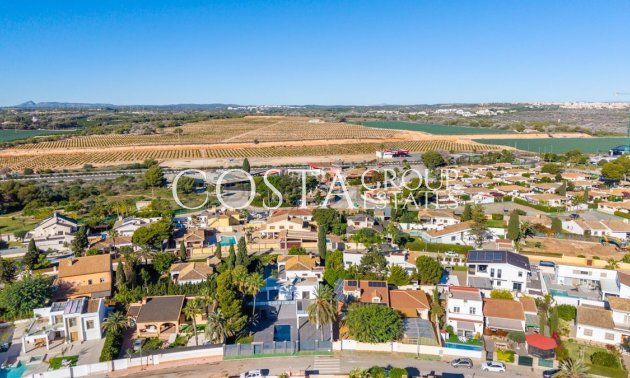 Herverkoop - Villa -
Orihuela Costa - Campoamor