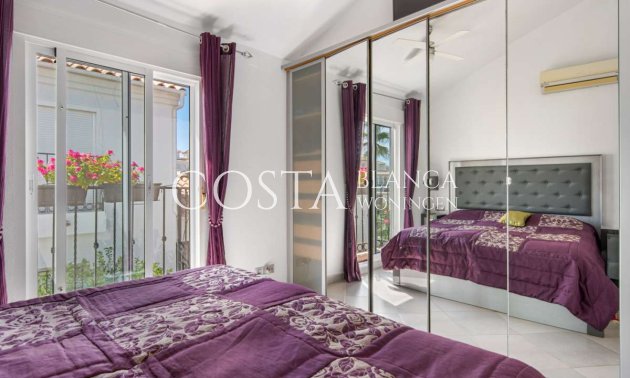 Resale - Villa -
Punta Prima